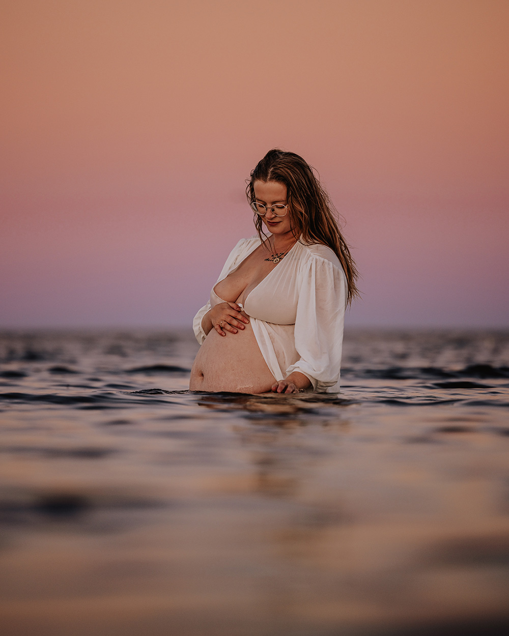 Gravid kvinde i vandet ved solnedgang – gravidfotograf i Jylland